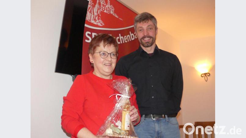 Thomas Ott bedankt sich bei Brigitte Scharf für ihren Vortrag zu dem schwierigen Thema &quot;Rente&quot;. Bild: rn