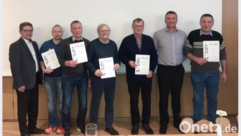 Vorsitzender Alexander Tuks (Zweiter von rechts) überreichte Vereinsmitgliedern für ihre Treue zum TSV Mehlmeisel Ehrenurkunden. Auch Bürgermeister Franz Tauber (links) gratulierte den Geehrten Andreas Kuhbandner (25 Jahre), Stephan Ehlich (40 Jahre), Wilhelm Prechtl (60 Jahre) und Richard Lehnert (50 Jahre, Zweiter bis Fünfter von links) sowie Udo Heider (40 Jahre, rechts). Bild: soj