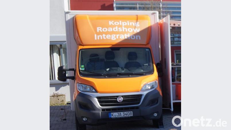 Das orange leuchtende Infomobil der Kolping-Roadshow macht Halt an der Mittelschule in Oberviechtach. Archivbild: weu