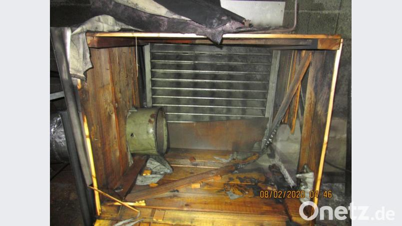 Ein Blick in das Innere der Abluftkulisse, die Feuer gefangen hatte. Bild: piam