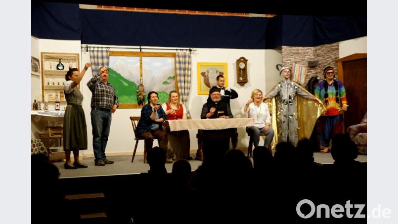 Ein Prost rufen die Schauspieler den Gästen zu. Die Bühne bereits verlassen hat der Beamte des Landwirtschaftsministeriums.
v.l: Carina Peetz, Josef Dötsch, Elke Bauer, Ronja Prechtl, Josef Bauer, Christopher Buchbinder, Gabi Koslowski, Michael Scherm und Bastian Buchbinder. Bild: bkr