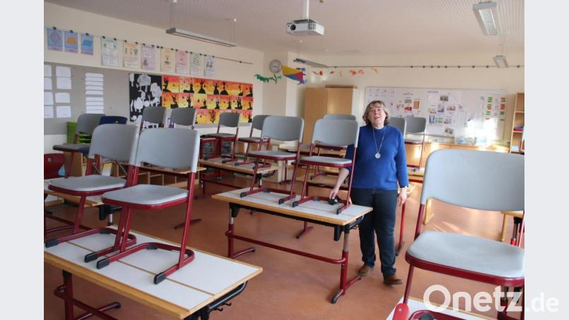 Leere Klassenzimmer in jedem Schulort im Landkreis Schwandorf. Im Schwandorfer Ortsteil Ettmannsdorf beispielsweise hielt nur Schulleiterin Gabriele Moser Wacht. Bild: Thomas Dobler