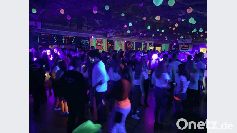 Leuchtend bunte Farbtupfer prägten das Ambiente bei der Schwarzlicht-Party der Feuerwehr Niedermurach. Bild: frd