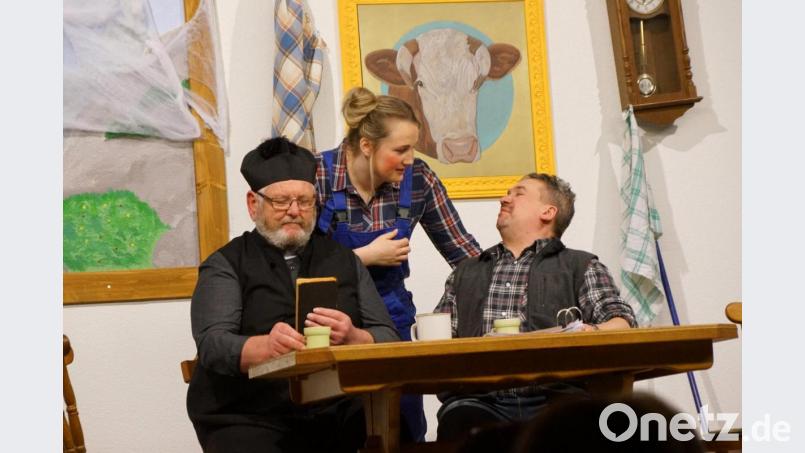 Bauer Karl (Josef Dötsch) ein Schlitzohr und Lore (Ronja Prechtl)eine Männer jagende Magd. Pfarrer Udo Glaser (Josef Bauer) dagegen war ständig auf der Suche nach Spendern für seine marode Kirche. Bild: bkr