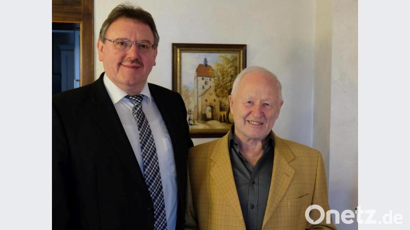 Bürgermeister Hans-Martin Schertl (links) gratuliert dem Jubilar Horst Bär zum 80.Geburtstag. Bild: Stefanie Gradl