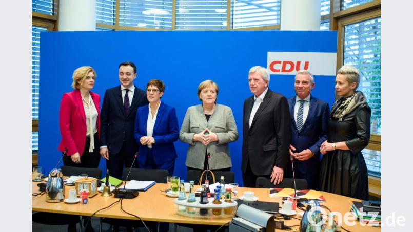 Die Führungsspitze der CDU: Bundeslandwirtschaftsministerin Julia Klöckner (von links), Generalsekretär Paul Ziemiak, Generalsekretär, Parteichefin Annegret Kramp-Karrenbauer, Bundeskanzlerin Angela Merkel, der hessische Ministerpräsident Volker Bouffier, der baden-Württemberger Landeschef Thomas Strobl udn die Vizevorsitzende Silvia Breher. Bild:  Gregor Fischer/dpa