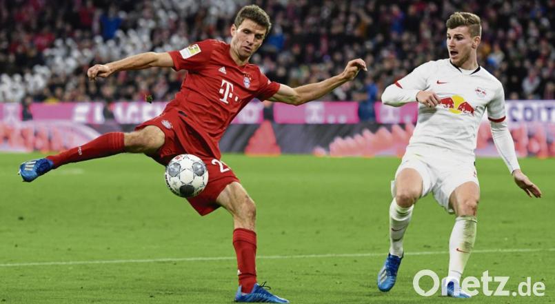 Thomas Müller (links) will den Ball in Richtung Leipziger Tor befördern, Timo Werner stellt sich dem Vorhaben in den Weg: Der FC Bayern München kommt im Bundesliga-Spitzenspiel gegen RB Leipzig nicht über ein 0:0 hinaus. Bild: agentur_dpa