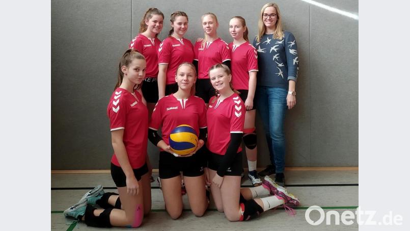 Die HCA-Volleyballmädchen III mit ihrer Betreuerin Oberstudienrätin Patrizia Starke. Bild: exb