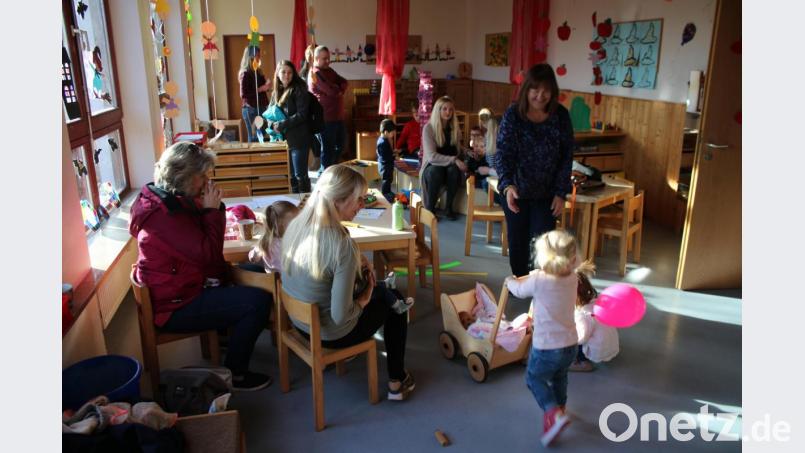 Beim Tag der offenen Tür im Hüttener Kindergarten nehmen die Jungen und Mädchen mit ihren Eltern die Einrichtung genau unter die Lupe. Bild: sne