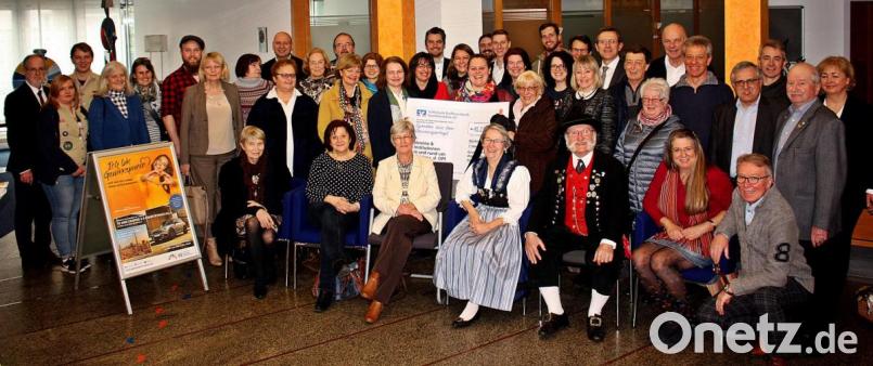 Viele Vereine und Verbände, Schulen und Kindergärten erhalten einen Teil der 13250 Euro aus dem Gewinnsparen der Volksbank Raiffeisenbank. Bild: R. Kreuzer