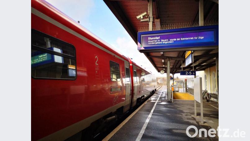 Der Schwandorfer Bahnhof, tagsüber normalerweise recht belebt, war am Montag wie ausgestorben. "In Bayern", so hieß es am Vormittag auf der Anschlagtafel, "wurde der Bahnbetrieb für Züge vorübergehend eingestellt". Bild: Thomas Dobler