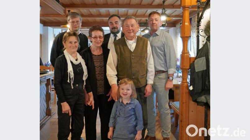 Christl Bock (Dritte von links) und ihr Ehemann Erwin (Zweiter von rechts) feiern zusammen mit Sohn Gerald (rechts) die Diamantene Hochzeit. Bild: fvo
