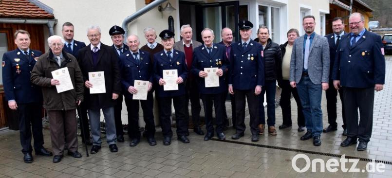 Einer ganzen Reihe von Mitgliedern wurde für ihre Treue zum Verein gedankt. Dazu gratulierten Kreisbrandmeister Alexander Graf (links) sowie Feuerwehrvorsitzender Manfred Braun, Kreisbrandmeister Helmut Braun und Bürgermeister Florian Junkes aus Hohenburg (von rechts) sowie Kommandant Andreas Lindner (Dritter von links). Bild: bö