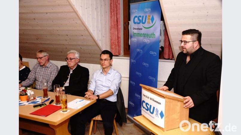 Bürgermeisterkandidat Thomas Kaufmann (rechts) und Zweiter Bürgermeister Josef Hecht (Zweiter von links) beleuchteten die Situation in der Gemeinde Immenreuth. Mit im Bild Ortsvorsitzender Lothar Porst (links) und Kreisrat Bernhard Söllner (Zweiter von rechts). Bild: bkr