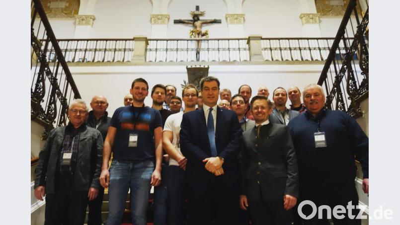 Die Besucher aus Beidl mit Ministerpräsidenten Markus Söder und Landtagsabgeordneten Tobas Reiß. Bild: exb