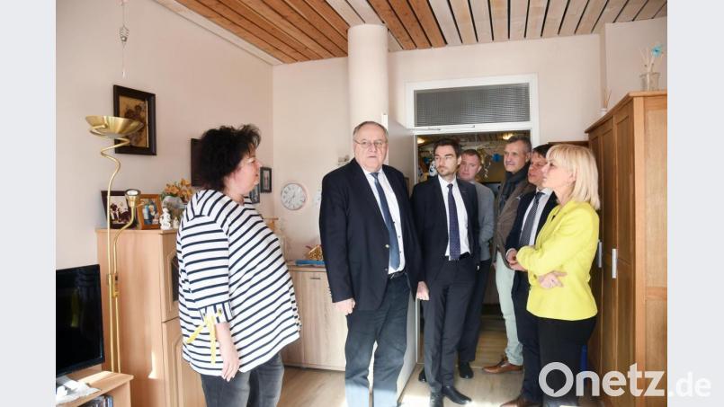 Pflegedienstleiterin Sabine Kroy-Leci (von links) zeigt Bezirkstagsvizepräsident Lothar Höher, Landtagsabgeordnetem Stephan Oetzinger, Stadtrat Hans Gmeiner, OB-Kandidat Benjamin Zeitler und Sozialministerin Carolina Trautner die Räume der Pflegeeinrichtung. Bild: Gabi Schönberger