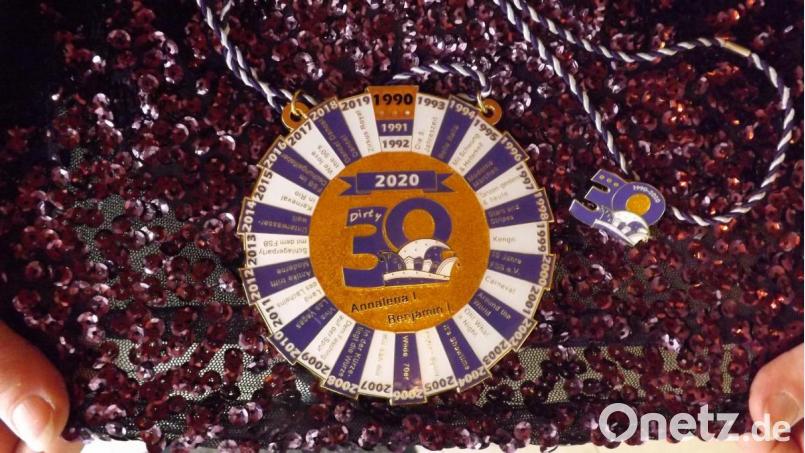 Der von Roland Frischholz entworfene Orden und Pin. Alle Mottos der letzten 30 Jahre sind auf dem Orden aufgeführt, der die Vereinsfarben lila, weiß mit Gold und das Motto &quot;Dirthy Thirty&quot; in der Mitte trägt. Bild: trj