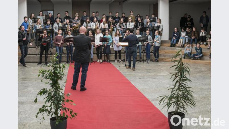 Für Schulleiter Anton Hochberger ist der rote Teppich ausgerollt. Am Ende erwartet ihn das große Blasorchester des Gymnasiums. Bild: exb