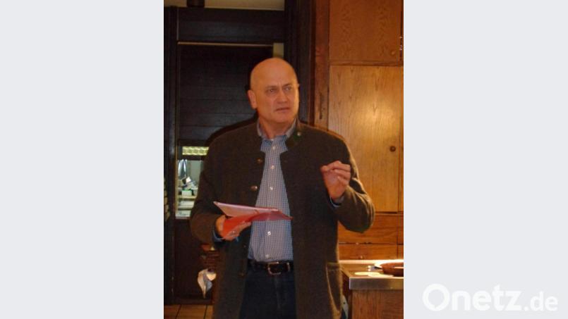 Bürgermeister Walter Schauer, der sich um eine weitere Amtsperiode bewirbt, erläuterte seine Ziel beim Wahlkampfauftakt der Christlichen Wählergruppe Kulz. Bild: amö