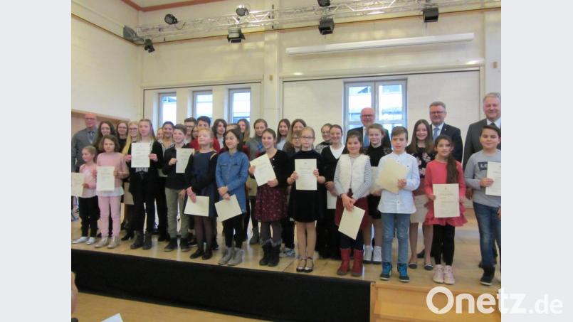 Die Preisträger des 57. &quot;Jugend musiziert&quot;-Regionalentscheids Oberpfalz Mitte/Nord mit (hinten, von rechts) Landrat Richard Reisinger, Bürgermeister Michael Göth, Regionalausschuss-Mitglied Hans-Jürgen Reitzenstein und (hinten links)Regionalausschussvorsitzendem Steffen Weber. Bild: aks