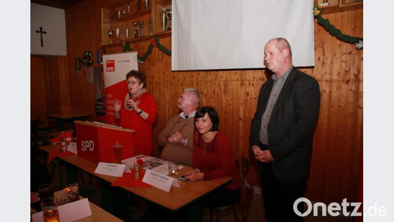 Den Abend leitete SPD-Kreisvorsitzende Brigitte Scharf. Unterstützt wurde sie von den stellvertretenden Kreisvorsitzenden Uli Roth und Katrin Hüttner (von links). Seine Ziele stellte Landratskandidat Thomas Döhler (rechts) vor. Bild: wro
