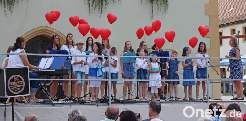Unter dem Motto „Sommer macht Laune“ gab der Kinder- und Jugendchor Herzwärts 2019 auf dem Marktplatz vor gut 250 Zuschauern ein Sommerkonzert der Extraklasse (von links): Iryna Hermann (E-Piano), Olivia Neal, Annika Köck, Benjamin Klier, Selina Bösl, Laura Scheler, Franziska Paulus, Magdalena Klier, Tanja Rosensprung, Carolina Luber, Katharina Braun, Veronika Lipp, Sophia Dotzler, Luisa Sehr, Valentina Lipp, Christina Luber und Chorleiterin Gertrud Siegert. Bild: u