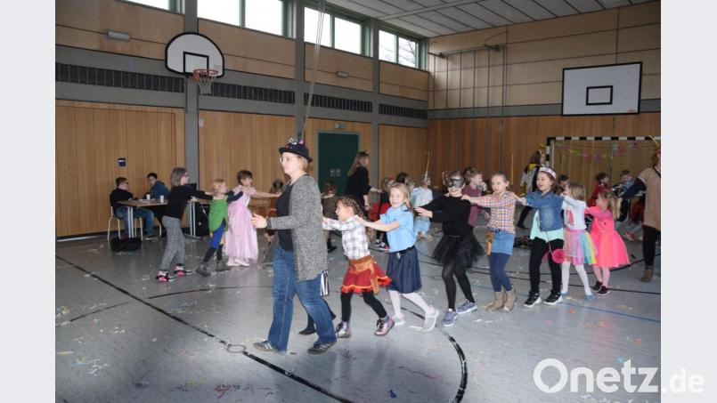 Eine Polonaise zieht durch die Turnhalle. Bild: fz