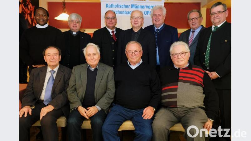 Als "Salz der Erde" und als "Lichter der Orientierung" werden bei einem Ehrungsabend des Katholischen Männervereins vier langjährige Vorstandsmitglieder gewürdigt. Im Bild sind die Geehrten Josef Bartl, Hans Kern, Ludwig Schreml und Arnold Mirwald (sitzend, von links) und die ersten Gratulanten Vikar Victor, Präses Thomas Jeschner, Diakon Walter Bachhuber, Pfarrer Helmut Süß, Vorstand Manfred Neumann, dritter Bürgermeister Klaus Lehl und Stadtverbandsvorsitzenden Dieter Kies (stehend, von links). Bild: do