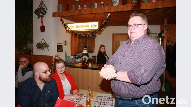Wolfgang Bauer (rechts) stammt aus Krummennaab. Persönlich stellte er sich – wie alle anderen auch – den Anwesenden vor. Bild: wro