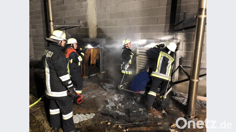 Die Einsatzkräfte der Feuerwehr bekamen den Brand in der Feldscheune rasch unter Kontrolle. Bild: egl