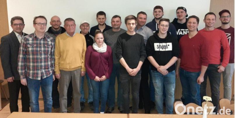 Viele neue Gesichter im künftigen Verwaltungsrat des TSV Mehlmeisel: Bürgermeister Franz Tauber (links) gratulierte dem neuen Vorstandsduo Alexander Tuks (Siebter von rechts) und Heiko Köstler (Achter von links) und wünschte dem Verein für die Zukunft nur das Beste. Bild: soj