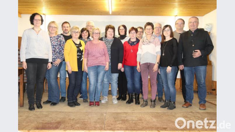Die neue Führungsmannschaft des GOV Trisching hat vier Vorsitzende an der Spitze: Erste Vorsitzende ist Maria Mulzer (Dritte von rechts), zweiter Vorsitzender Richard Hirmer (hinten, Fünfter von links), dritte Vorsitzende Marion Schatz (Zweite von links) und vierte Vorsitzende Petra Dobler (Vierte von links). Bild: ral