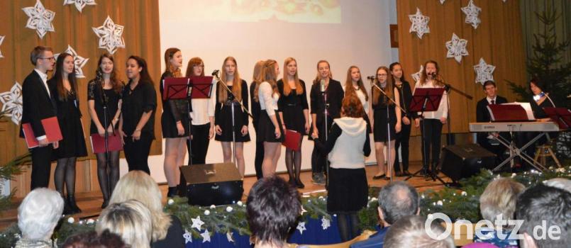 Im Dezember 2015 waren rund 250 Besucher des Herzwärts-Weihnachtskonzertes im ausverkauften Josefshaus der Meinung, ein „super geniales Konzert mit vielen Gänsehautmomenten, die ins Herz gegangen sind“ erlebt zu haben. Am E-Piano rechts im Bild: Iryna Hermann und Johannes Raab, links im Bild das einzige männliche Chormitglied Florentin Siegert. Bild: u