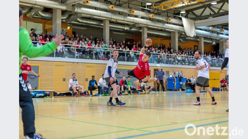 Vor vollbesetzten Tribünen kann sich Jannik Uschold hier gegen die Abwehr des FC Neunburg vorm Wald durchsetzen, am Ende behielt aber der FC Neunburg mit 32:31 die Oberhand. Bild: gud