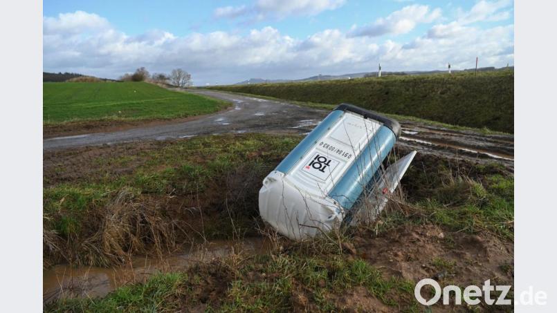 Sturmtief Sabine hat in Oberfranken auch Toilettenhäuschen umgeweht. Bild: Nicolas Armer