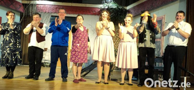 Applaus für die Inzendorfer Theatergruppe: Die Laienspielschar bereitete den Zuschauern einen vergnüglichen Abend. Bild: ksi