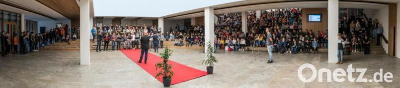 Für Schulleiter Anton Hochberger ist der rote Teppich in der frisch renovierten Aula ausgerollt. Am Ende erwartet ihn das große Blasorchester des Gymnasiums. Bild: exb