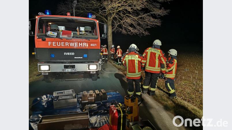 Mit schwerem technischen Gerät befreiten die Einsatzkräfte den Mann, der mit seinem Fahrzeug gegen einen Baum gekracht war und eingeklemmt wurde, aus dem Fahrzeug. Bild: mde