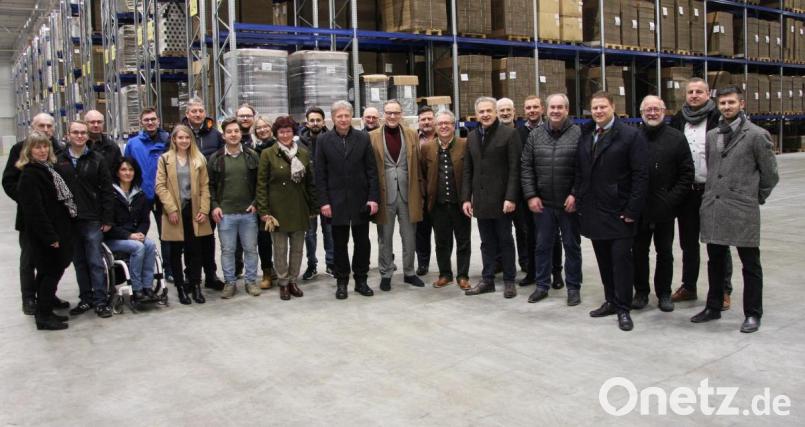 Die Delegation aus den Kommunen wurde von den Ziegler-Prokuristen Andreas Sandner und Michael Wachsmann (von rechts) durch die Logistikhalle geführt. Bild: wro