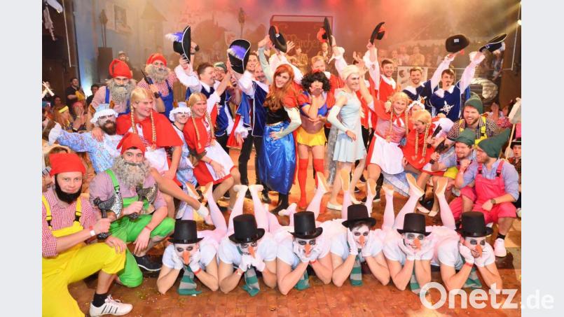 35 SpVgg-Fußballer aus allen drei Herrenteams zeigen eine Showtanzeinlage der Extraklasse beim Lumpenball in der Stadthalle. Bild: fjo