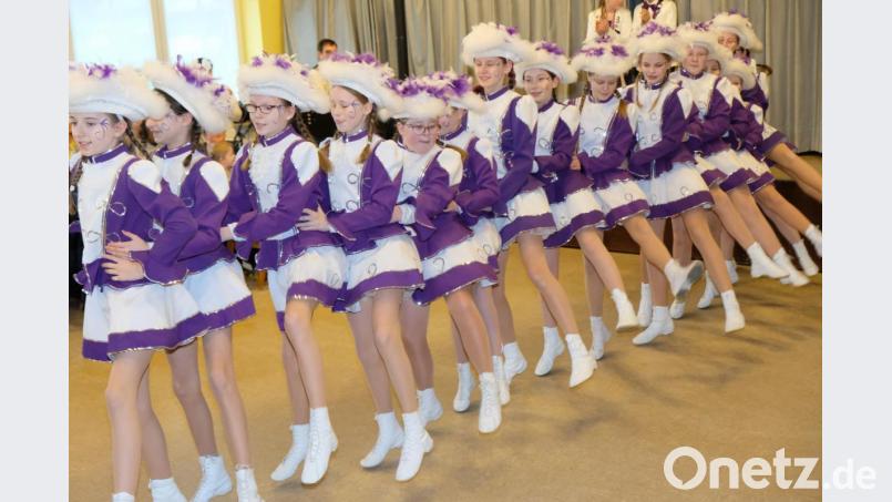 "Ach wären wir doch noch einmal jung", heißt es beim Auftritt der Eschenbacher Jugendgarde. Bild: do