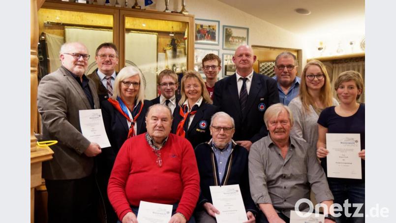 Die Wasserwacht-Ortsgruppe Vilseck-Sorghof zeichnet langjährige Mitglieder aus (sitzend, von links): Karl Federer, Adam Göppner und Bernhard Göppner; stehend (von links): Wilhelm Ertl, Bürgermeister Hans-Martin Schertl, stellvertretende Vorsitzende Tanja Eglmeier, technischer Leiter Anton Wiesnet, Jugendleiterin Maria Honig, Christopher Fenk, Vorsitzender Franz Kurz, Gerhard Preuß, Lisa Meiler und Regina Preuß. Bild: rha