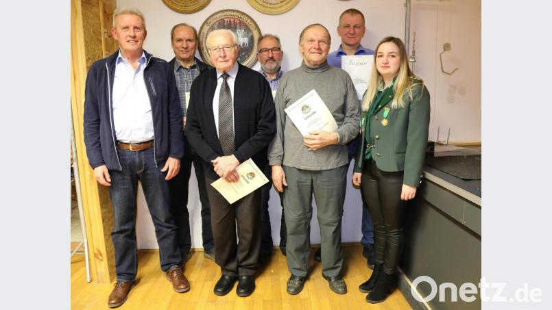 Für ihre langjährige Treue zum Verein wurden ausgezeichnet: (von links) Franz Schmidl, Franz Goetz, Ehrenmitglied Willibald Salzl, Lothar Pickl, Ehrenmitglied Hermann Haas und Johann Baumer. Schützenmeisterin Amanda Nießl (rechts) dankte den Geehrten für ihre jahrzehntelange Treue. Bild: akp
