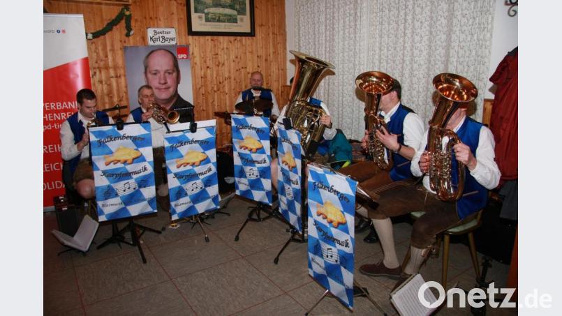 Den Abend im Bayer-Saal umrahmte die Falkenberger „Karpfenmusik“. Bild: wro
