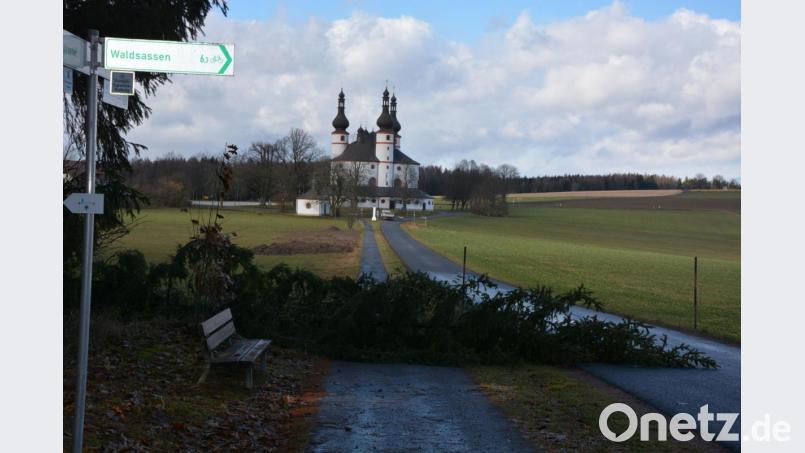 Die Verbindungsstraße zwischen Waldsassen und der Wallfahrtskirche Kappl war am Montag zwischen 11 und 15 Uhr wegen umgestürzter Bäume gesperrt. Bild: jr