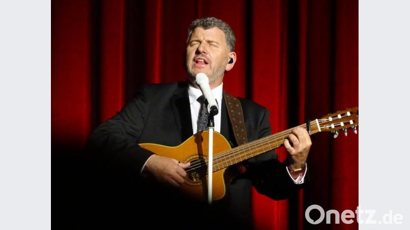 Wenn er mit seiner spanischen Gitarre allein auf der Bühne steht und "Besame Mucho" macht, wird deutlich, was er wirklich drauf hat: Semino Rossi war in Nabburg und hat für einen unterhaltsamen Abend gesorgt. Bild: Houschka