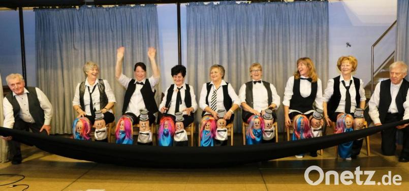 Hin und weg sind die "Junggebliebenen" vom einfallsreichen "Knieballett" der Vorbacher Spaßtruppe. Bild: do