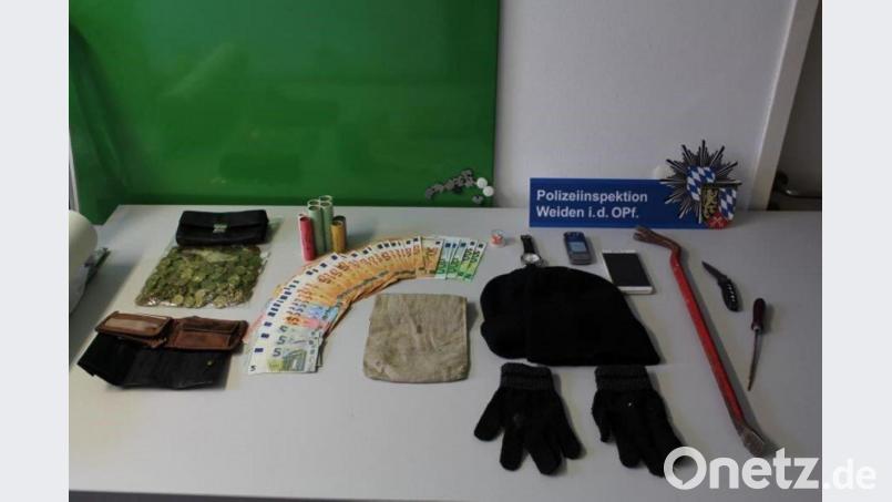 Reichlich Geld und andere Beute sowie die &quot;Ausrüstung&quot; des mutmaßlichen Serieneinbrechers stellte die Polizei Weiden sicher. Bild: exb