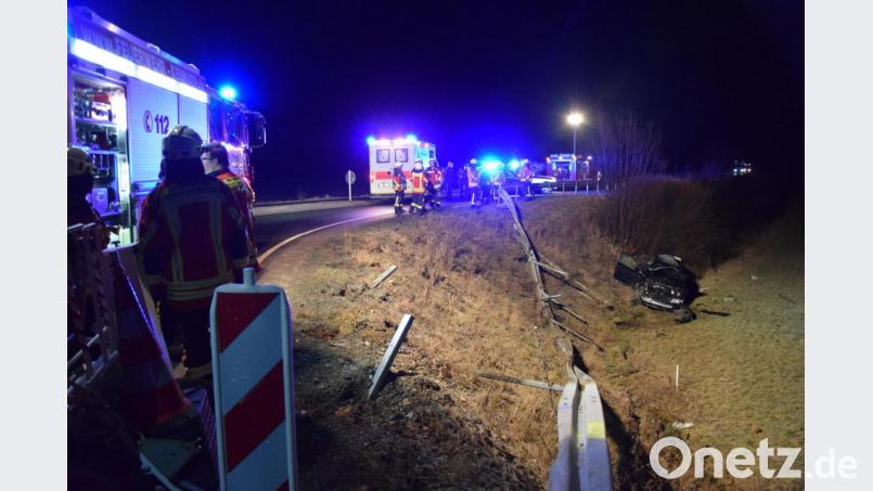 Stark beschädigt kommt das Auto neben der Böschung zum Stillstand. Zuvor rauschte der alkoholisierte Fahrer mit dem Auto über den dortigen Kreisverkehr und riss die Schutzleitplanke mit die Böschung hinab. Bild: mde