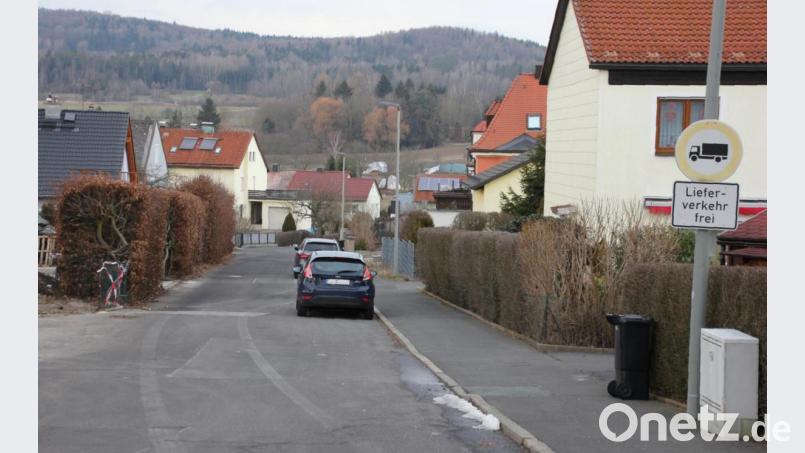 Immer wieder kommt es vor, dass Lkws trotz eines Verbotsschildes in die Fliederstraße einfahren. Die Gemeinde will nun bei der Polizei nachfragen, was man noch unternehmen könnte. Bild: kro